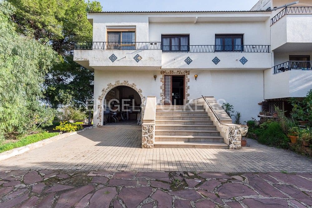 5 bedroom Villa for sale in Gilet with pool garage - € 720,000 (Ref: 9080428)
