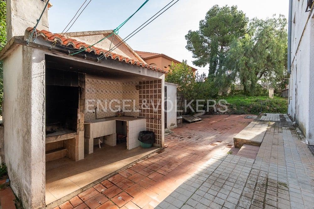 5 bedroom Villa for sale in Gilet with pool garage - € 720,000 (Ref: 9080428)