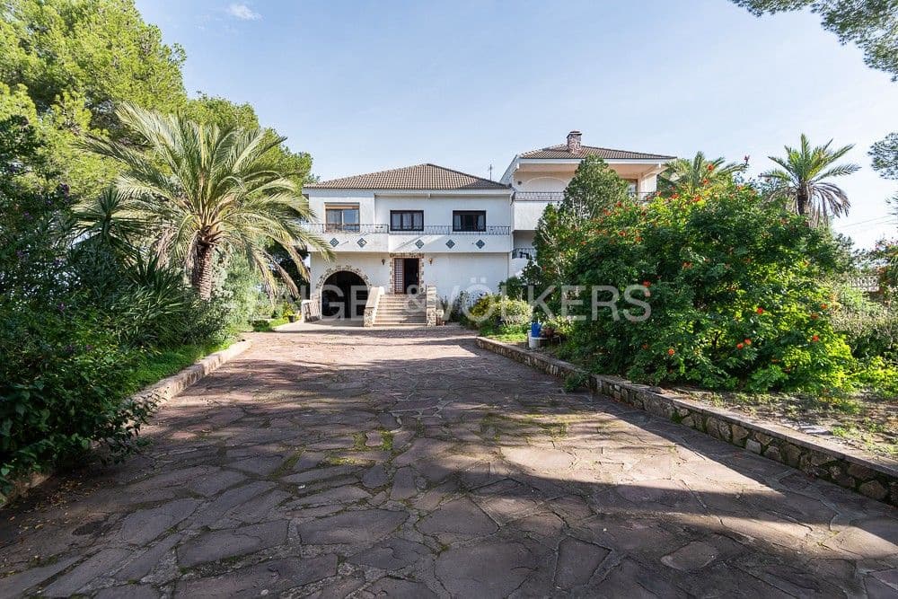 5 bedroom Villa for sale in Gilet with pool garage - € 720,000 (Ref: 9080428)
