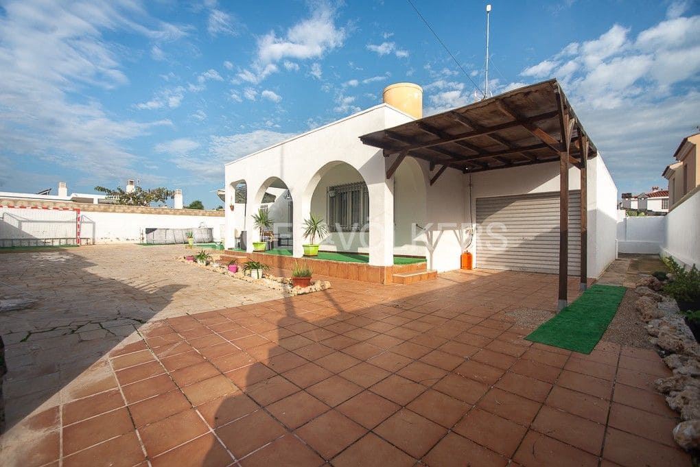 4 bedroom Villa for sale in Vinaros with garage - € 398,000 (Ref: 9080430)