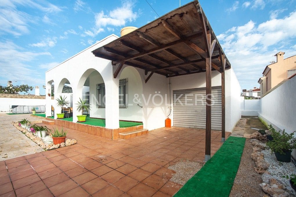 4 bedroom Villa for sale in Vinaros with garage - € 398,000 (Ref: 9080430)