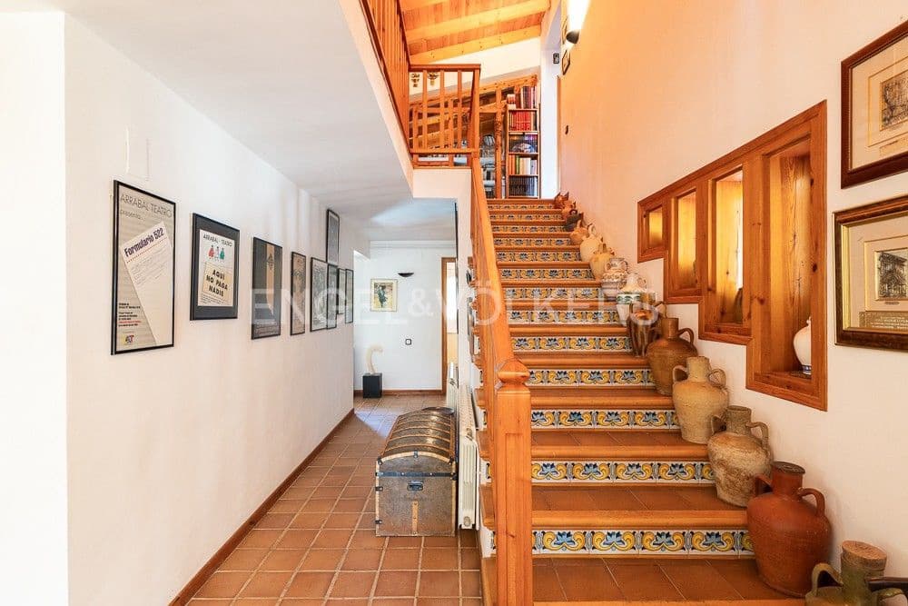 3 bedroom Villa for sale in Requena with pool garage - € 450,000 (Ref: 9080440)