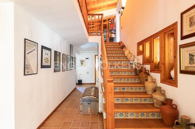 3 bedroom Villa for sale in Requena with pool garage - € 450,000 (Ref: 9080440)