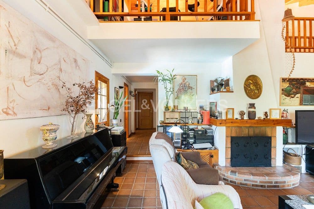 3 bedroom Villa for sale in Requena with pool garage - € 450,000 (Ref: 9080440)
