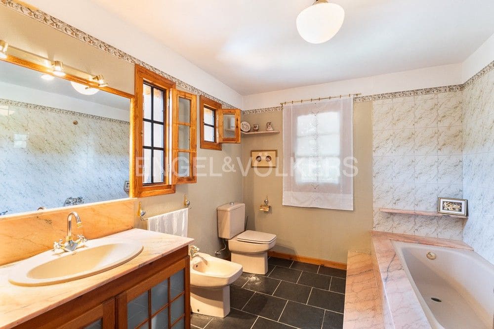 3 bedroom Villa for sale in Requena with pool garage - € 450,000 (Ref: 9080440)