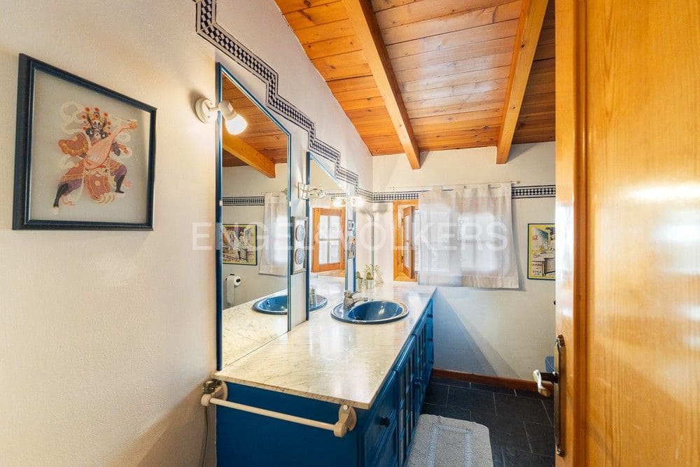 3 bedroom Villa for sale in Requena with pool garage - € 450,000 (Ref: 9080440)