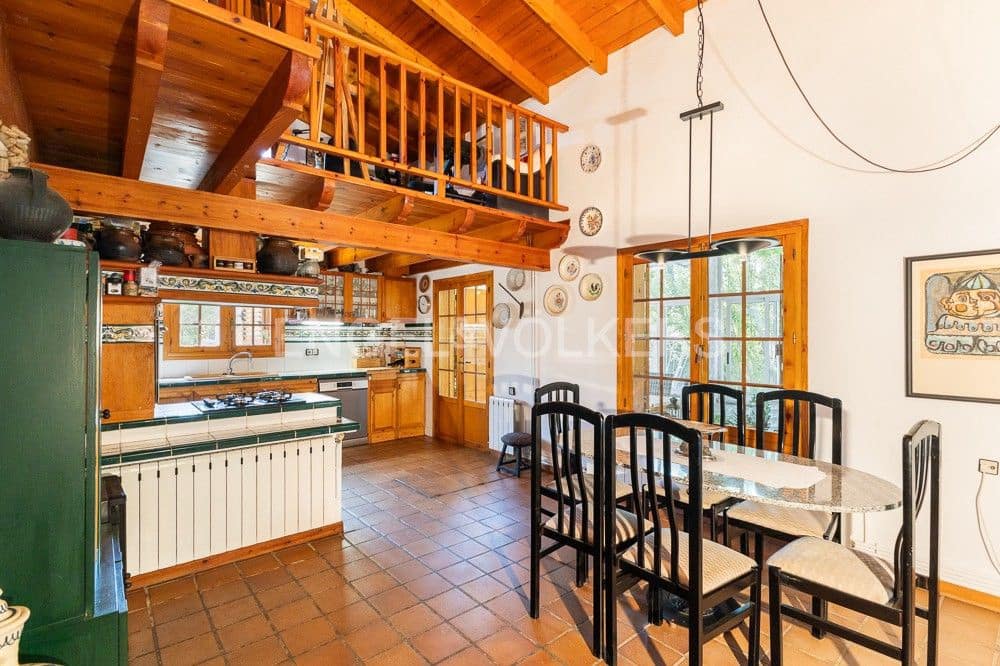 3 bedroom Villa for sale in Requena with pool garage - € 450,000 (Ref: 9080440)