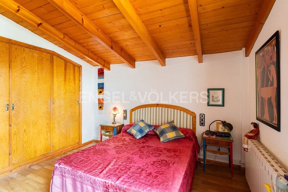 3 bedroom Villa for sale in Requena with pool garage - € 450,000 (Ref: 9080440)
