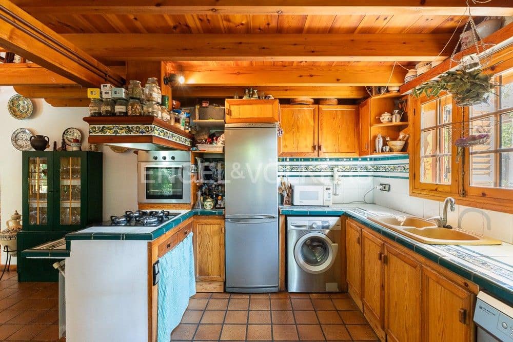 3 bedroom Villa for sale in Requena with pool garage - € 450,000 (Ref: 9080440)