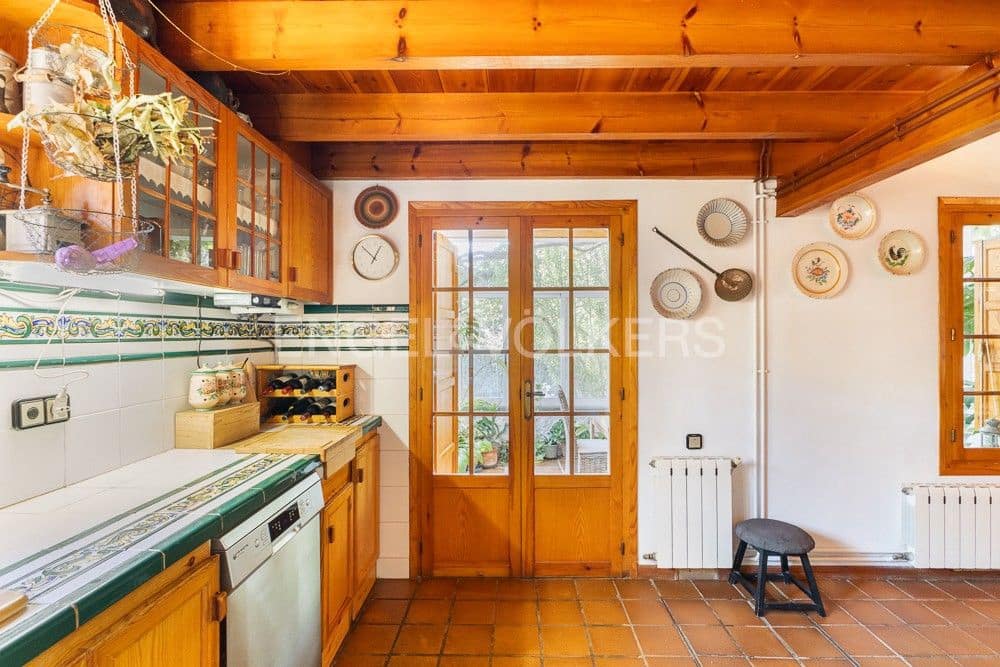 3 bedroom Villa for sale in Requena with pool garage - € 450,000 (Ref: 9080440)