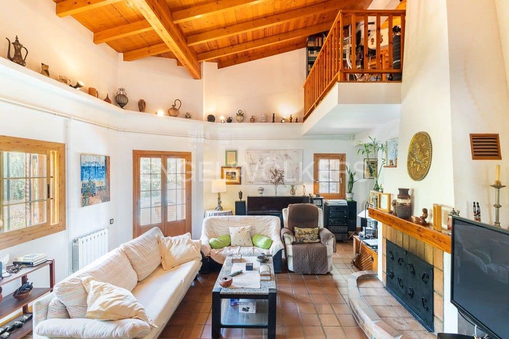 3 bedroom Villa for sale in Requena with pool garage - € 450,000 (Ref: 9080440)