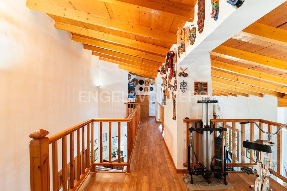 3 bedroom Villa for sale in Requena with pool garage - € 450,000 (Ref: 9080440)