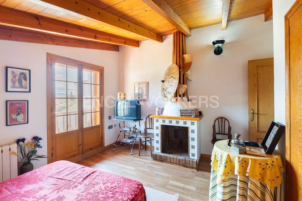 3 bedroom Villa for sale in Requena with pool garage - € 450,000 (Ref: 9080440)