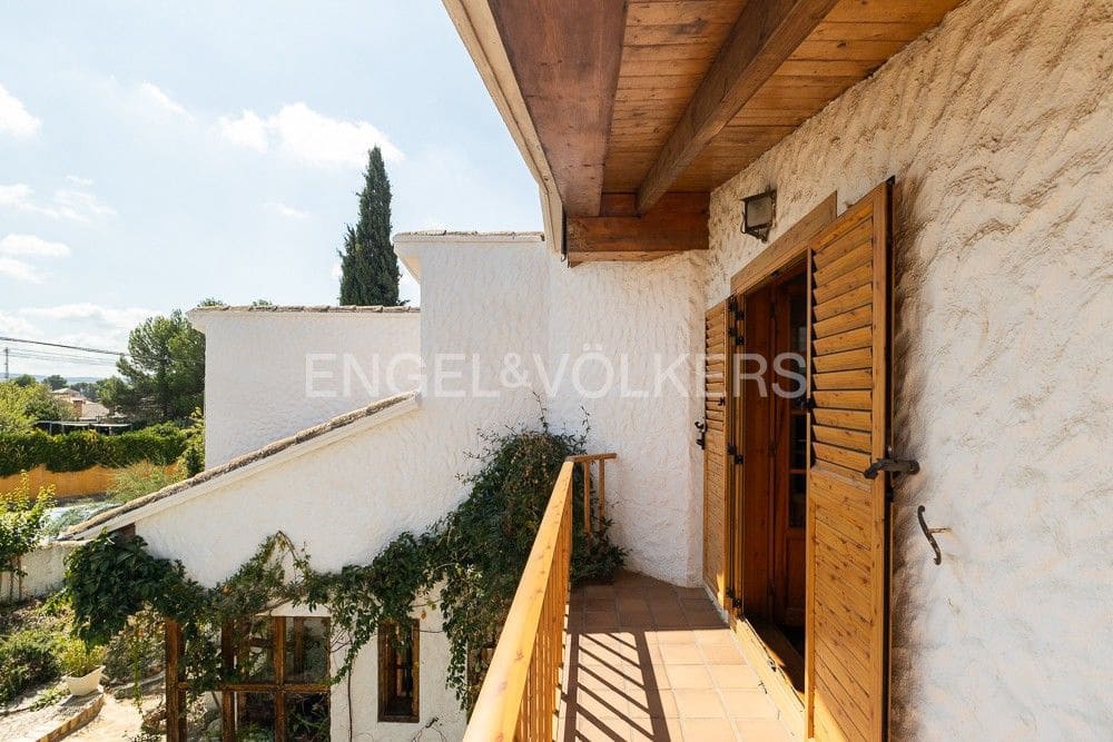 3 bedroom Villa for sale in Requena with pool garage - € 450,000 (Ref: 9080440)