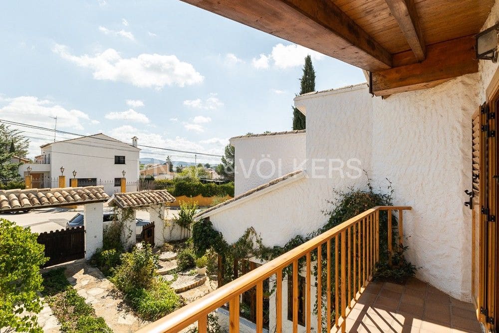 3 bedroom Villa for sale in Requena with pool garage - € 450,000 (Ref: 9080440)