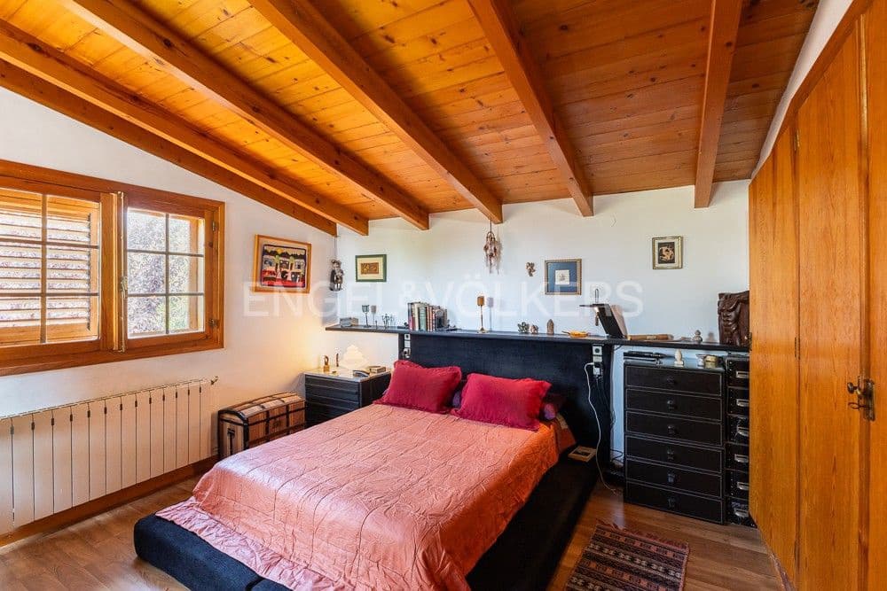 3 bedroom Villa for sale in Requena with pool garage - € 450,000 (Ref: 9080440)