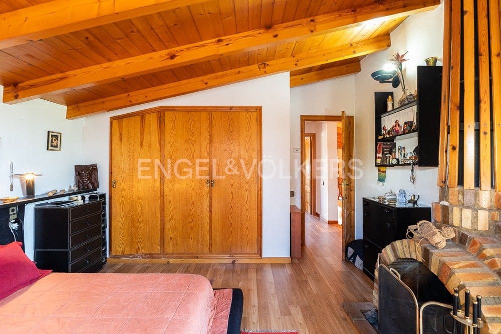 3 bedroom Villa for sale in Requena with pool garage - € 450,000 (Ref: 9080440)
