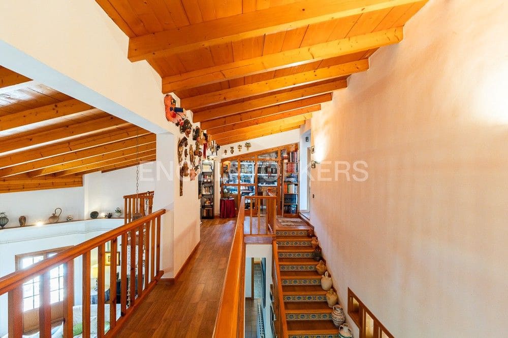 3 bedroom Villa for sale in Requena with pool garage - € 450,000 (Ref: 9080440)