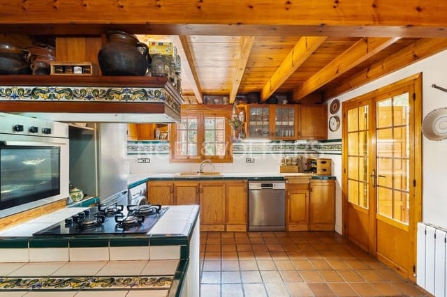 3 bedroom Villa for sale in Requena with pool garage - € 450,000 (Ref: 9080440)