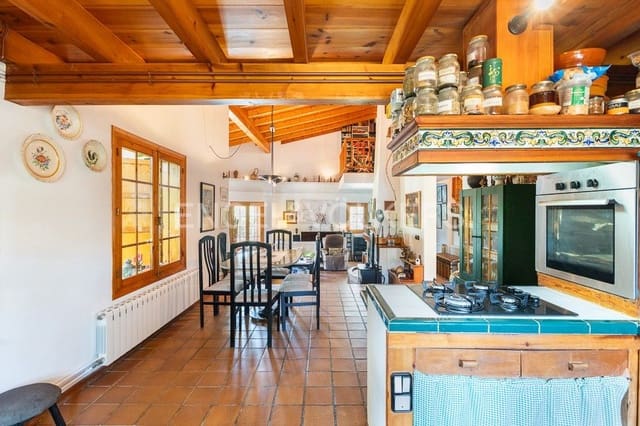 3 bedroom Villa for sale in Requena with pool garage - € 450,000 (Ref: 9080440)