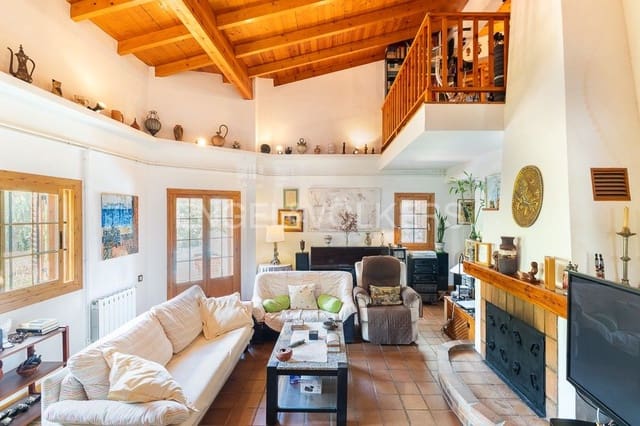 3 bedroom Villa for sale in Requena with pool garage - € 450,000 (Ref: 9080440)