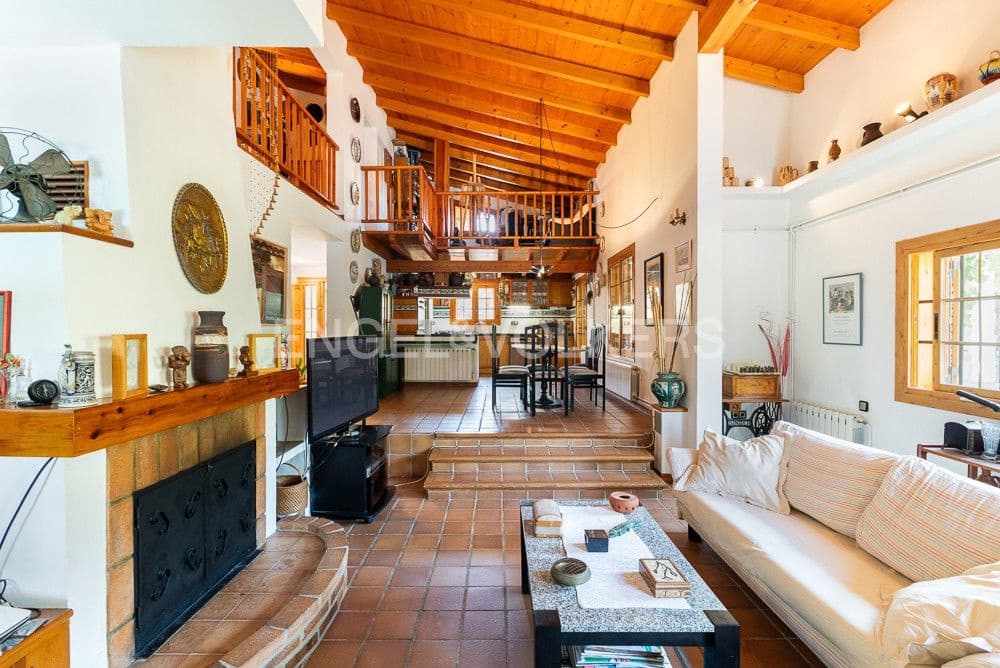 3 bedroom Villa for sale in Requena with pool garage - € 450,000 (Ref: 9080440)
