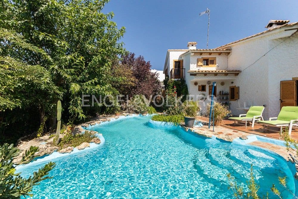 3 bedroom Villa for sale in Requena with pool garage - € 450,000 (Ref: 9080440)