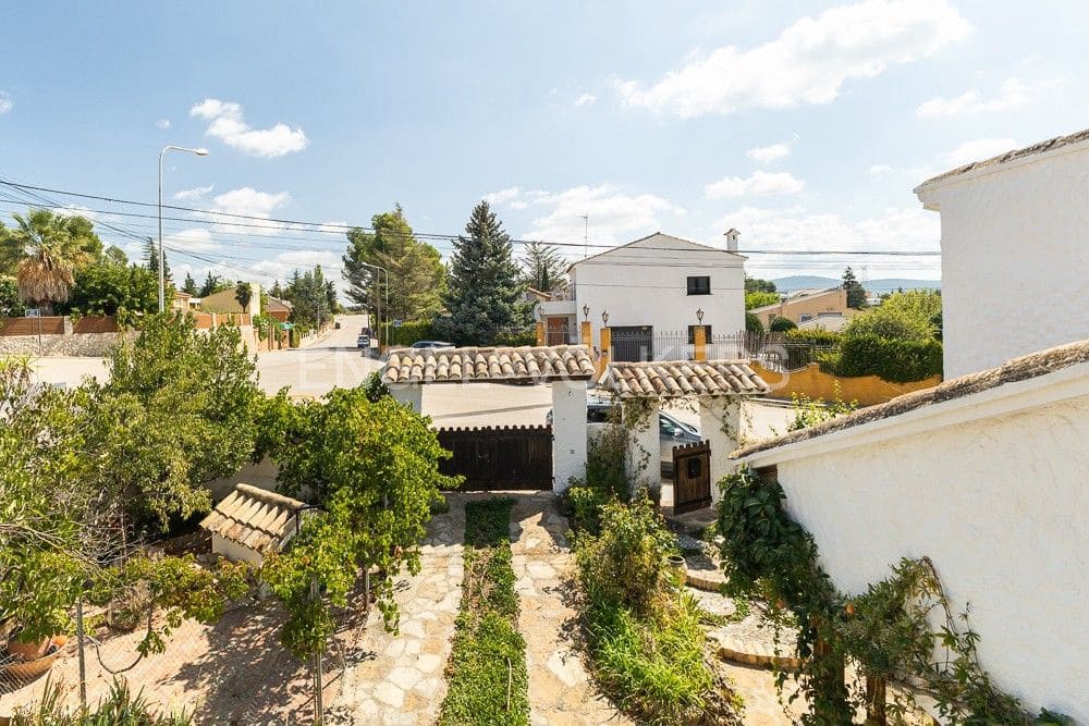 3 bedroom Villa for sale in Requena with pool garage - € 450,000 (Ref: 9080440)