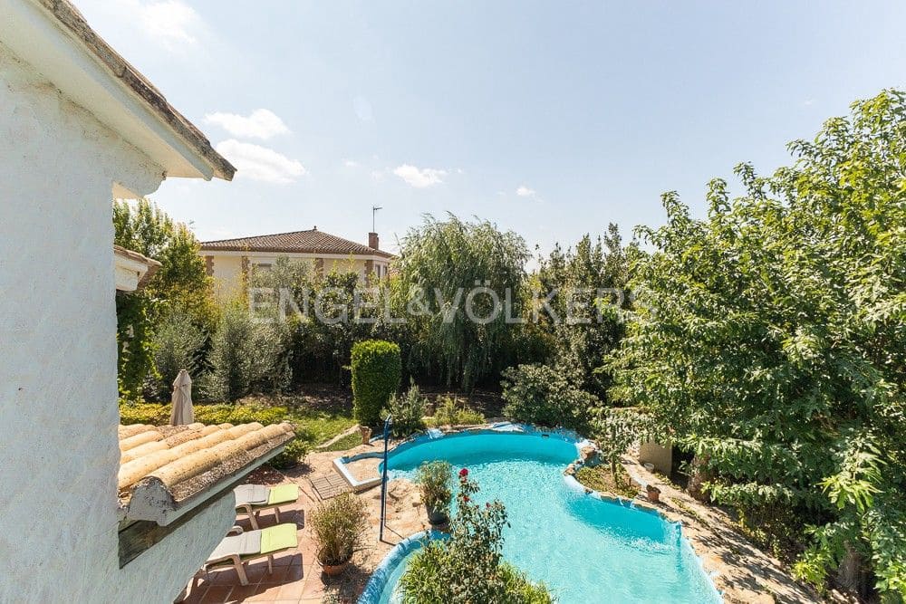 3 bedroom Villa for sale in Requena with pool garage - € 450,000 (Ref: 9080440)