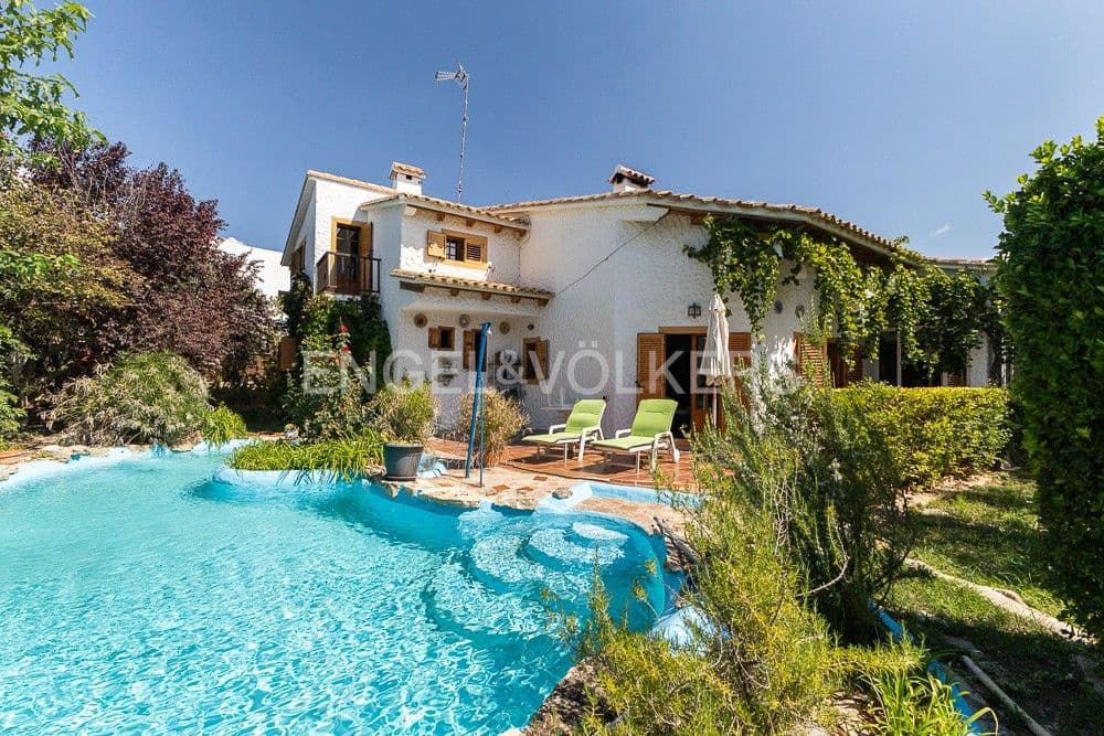 3 bedroom Villa for sale in Requena with pool garage - € 450,000 (Ref: 9080440)