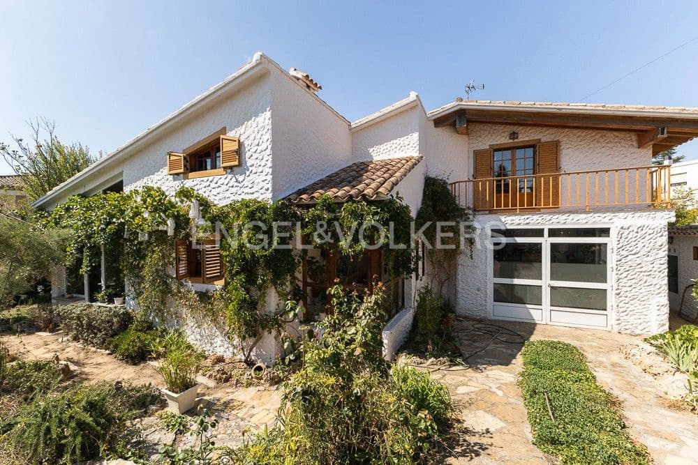 3 bedroom Villa for sale in Requena with pool garage - € 450,000 (Ref: 9080440)