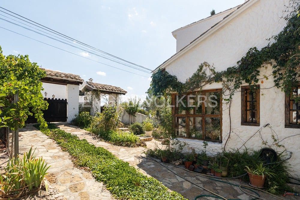 3 bedroom Villa for sale in Requena with pool garage - € 450,000 (Ref: 9080440)