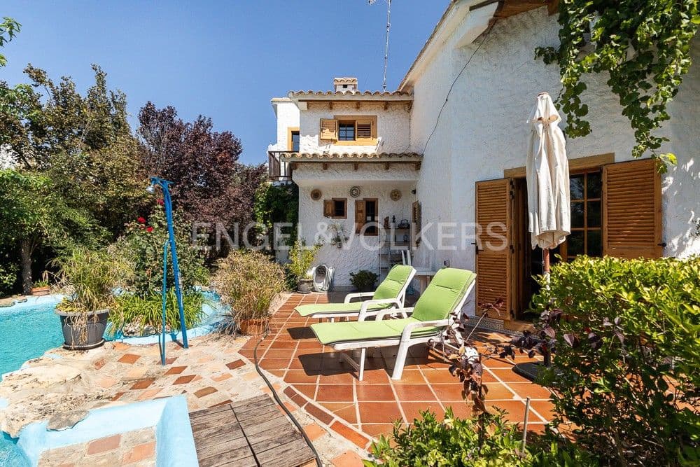 3 bedroom Villa for sale in Requena with pool garage - € 450,000 (Ref: 9080440)