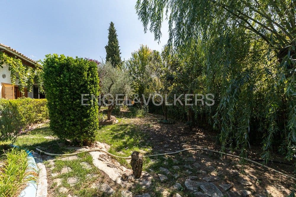 3 bedroom Villa for sale in Requena with pool garage - € 450,000 (Ref: 9080440)