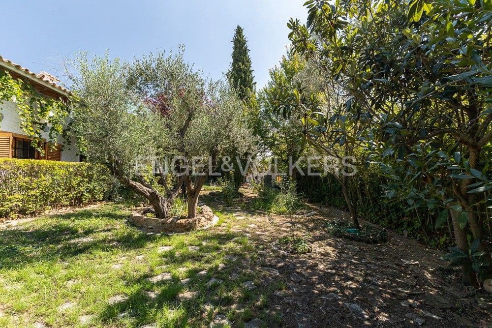 3 bedroom Villa for sale in Requena with pool garage - € 450,000 (Ref: 9080440)