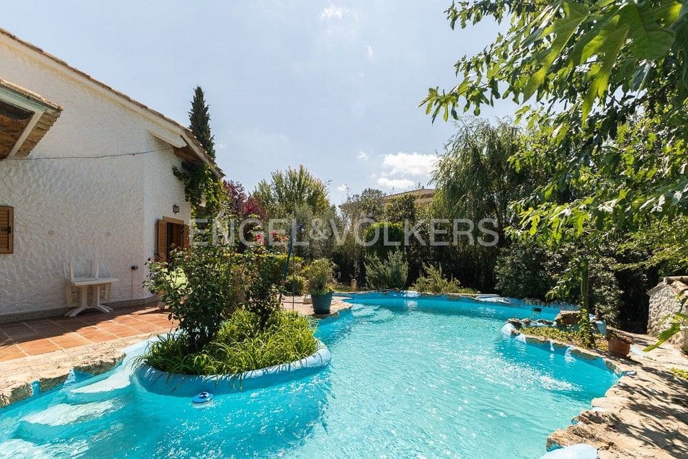 3 bedroom Villa for sale in Requena with pool garage - € 450,000 (Ref: 9080440)