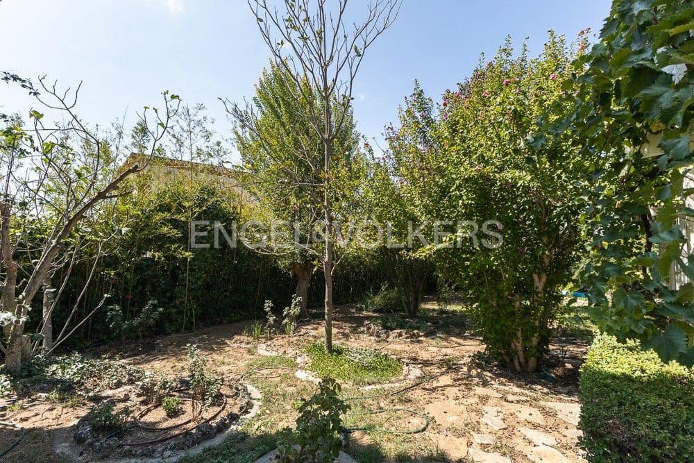 3 bedroom Villa for sale in Requena with pool garage - € 450,000 (Ref: 9080440)
