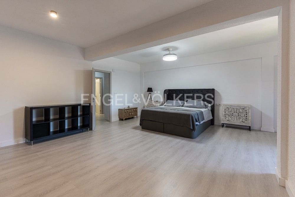 6 bedroom Villa for sale in Paterna with pool garage - € 1,290,000 (Ref: 9080448)