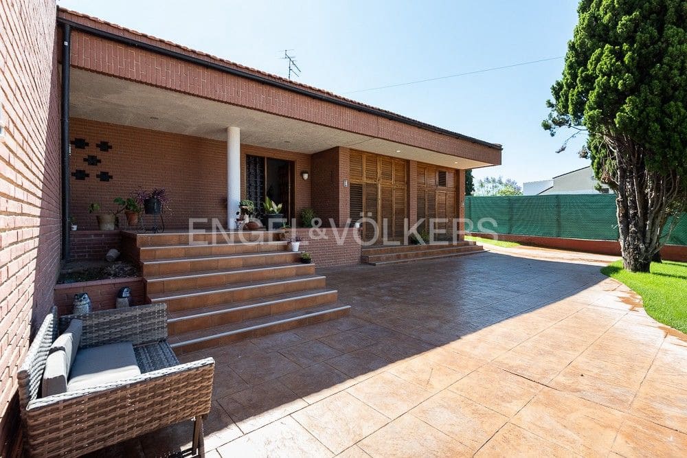 6 bedroom Villa for sale in Paterna with pool garage - € 1,290,000 (Ref: 9080448)