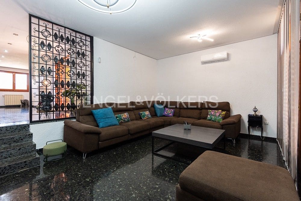 6 bedroom Villa for sale in Paterna with pool garage - € 1,290,000 (Ref: 9080448)