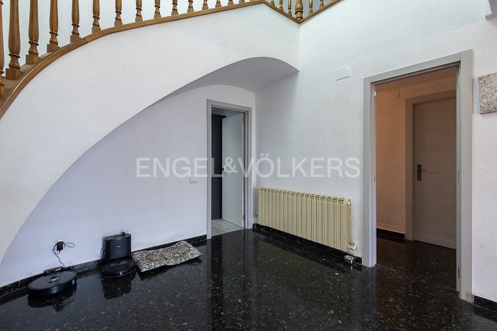 6 bedroom Villa for sale in Paterna with pool garage - € 1,290,000 (Ref: 9080448)