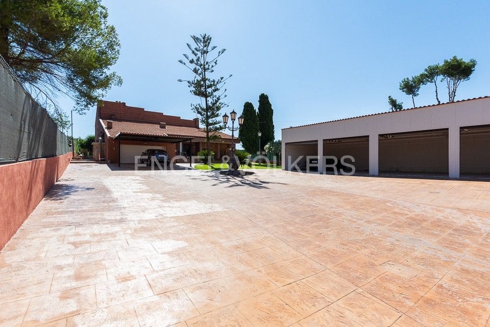 6 bedroom Villa for sale in Paterna with pool garage - € 1,290,000 (Ref: 9080448)
