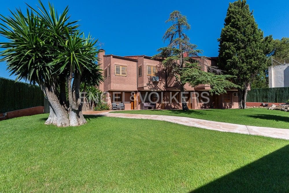 6 bedroom Villa for sale in Paterna with pool garage - € 1,290,000 (Ref: 9080448)