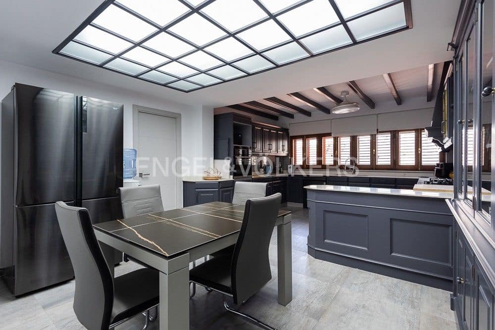 6 bedroom Villa for sale in Paterna with pool garage - € 1,290,000 (Ref: 9080448)