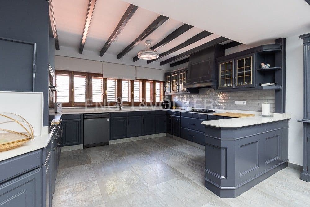 6 bedroom Villa for sale in Paterna with pool garage - € 1,290,000 (Ref: 9080448)