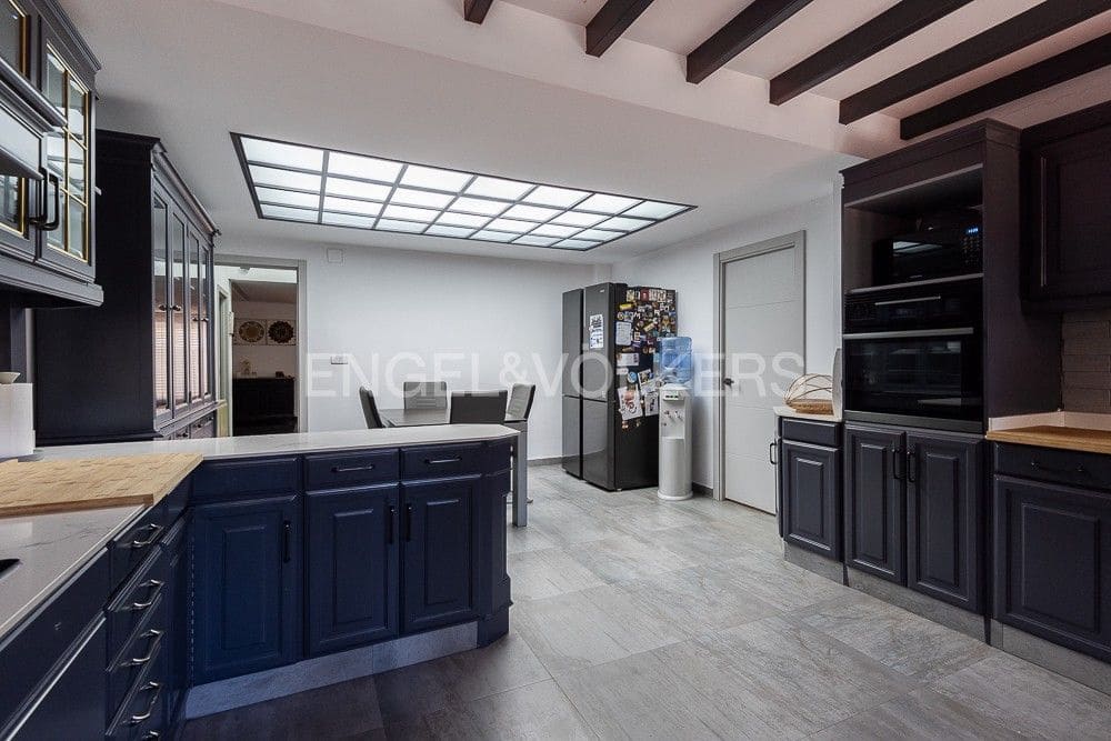 6 bedroom Villa for sale in Paterna with pool garage - € 1,290,000 (Ref: 9080448)