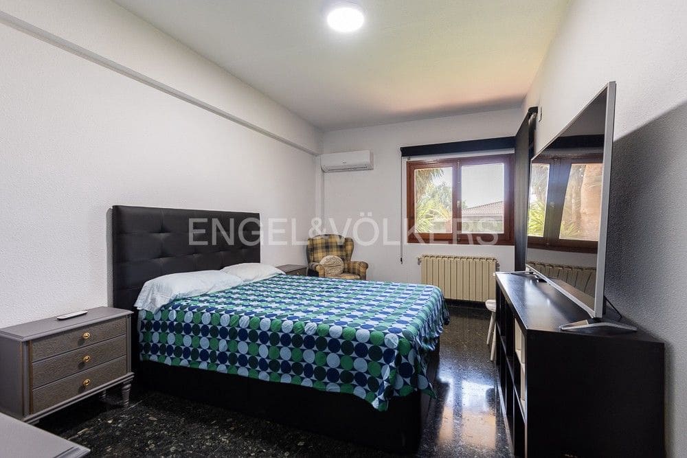 6 bedroom Villa for sale in Paterna with pool garage - € 1,290,000 (Ref: 9080448)