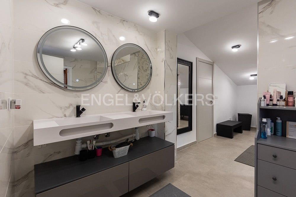 6 bedroom Villa for sale in Paterna with pool garage - € 1,290,000 (Ref: 9080448)