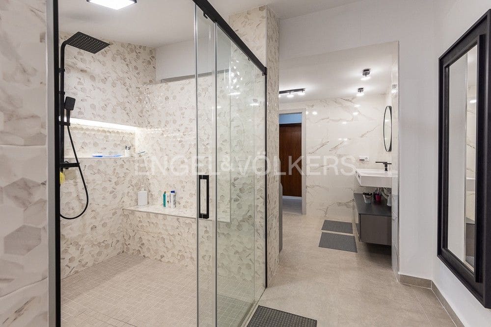 6 bedroom Villa for sale in Paterna with pool garage - € 1,290,000 (Ref: 9080448)