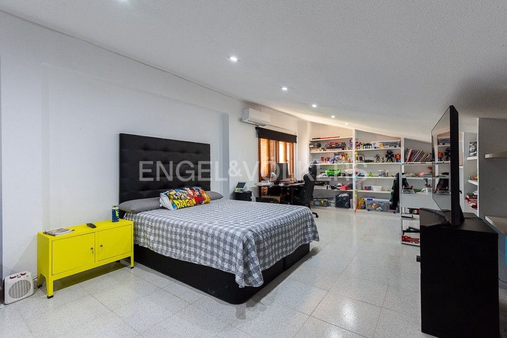 6 bedroom Villa for sale in Paterna with pool garage - € 1,290,000 (Ref: 9080448)